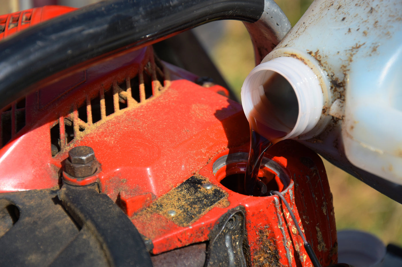 Biodegradable Chainsaw Oil vs Synthetic vs Mineral: Which One?